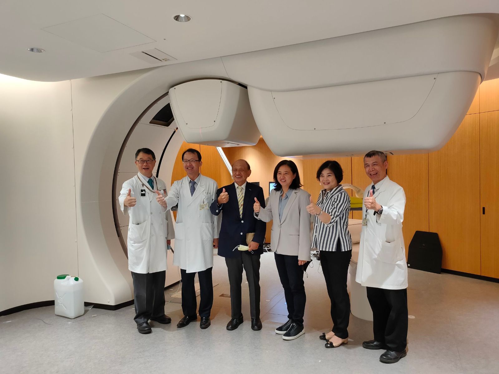 黃明和總裁(左3)一行參觀重粒子癌症治療中心