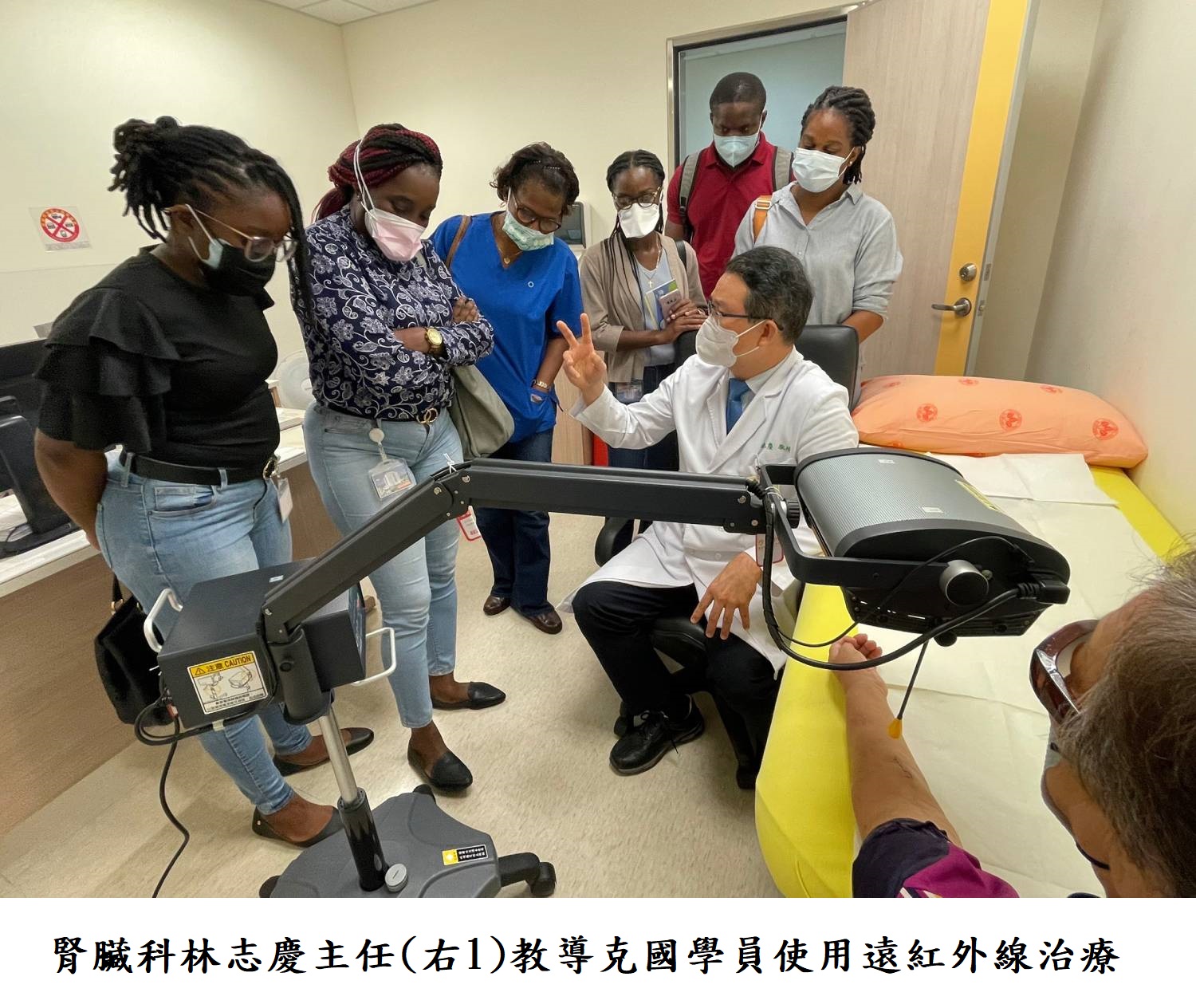 腎臟科林志慶主任(右1)教導克國學員使用遠紅外線治療儀