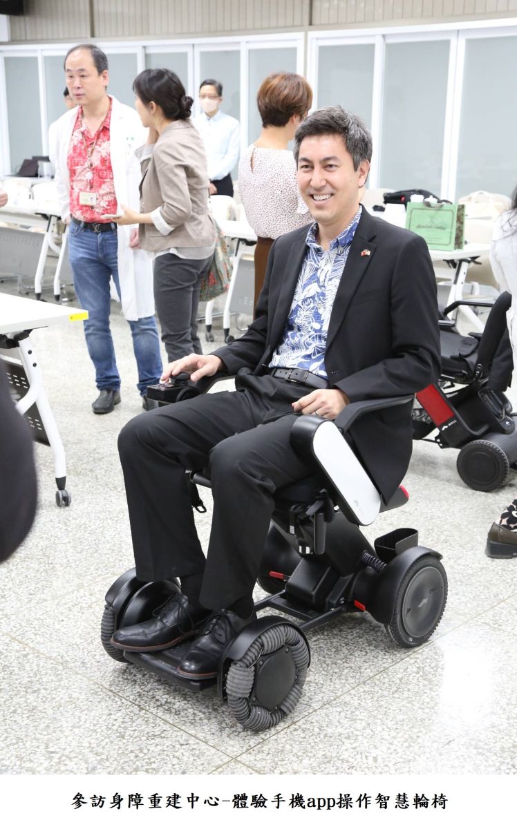參訪身障重建中心-體驗手機app操作智慧輪椅