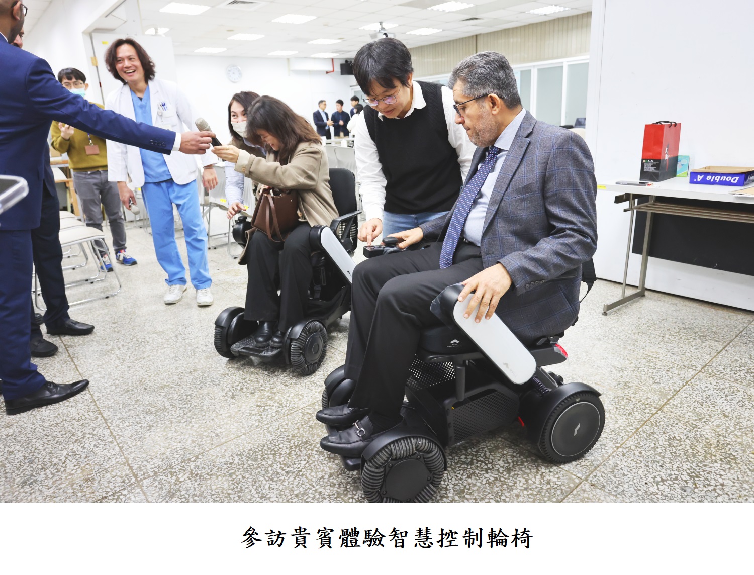 參訪貴賓體驗智慧控制輪椅