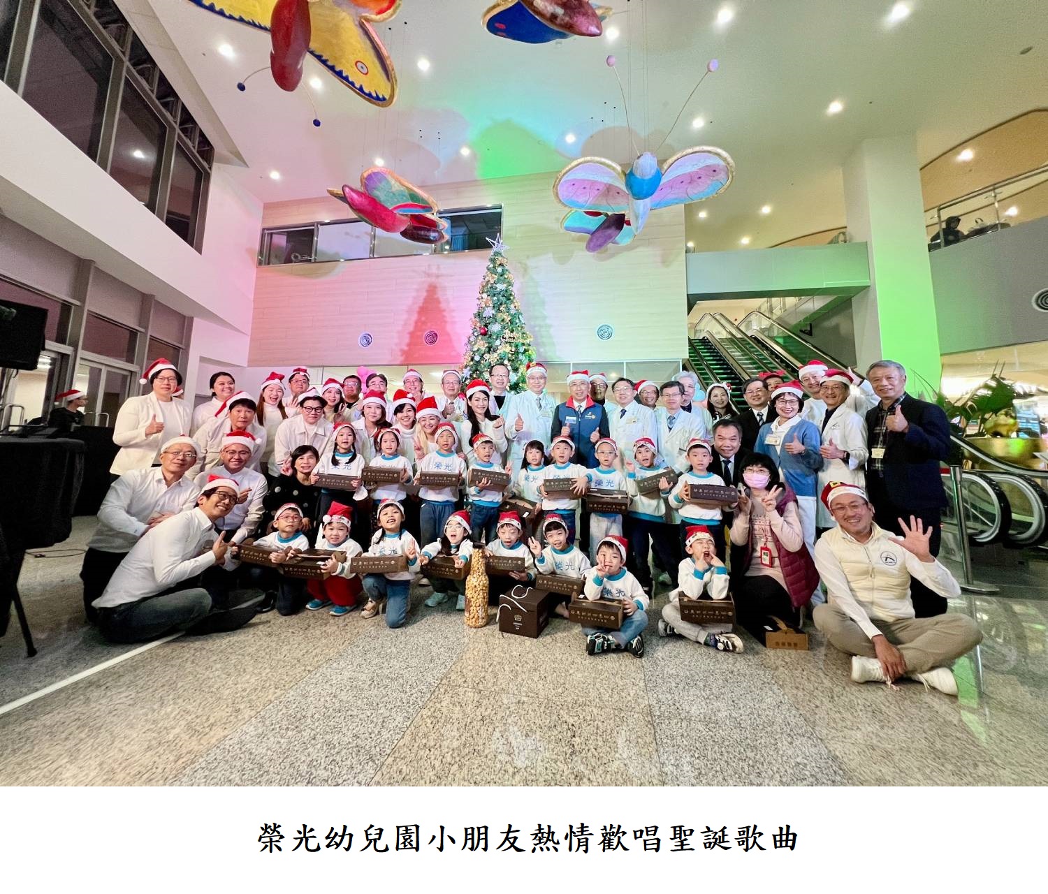 榮光幼兒園小朋友熱情歡唱聖誕歌曲