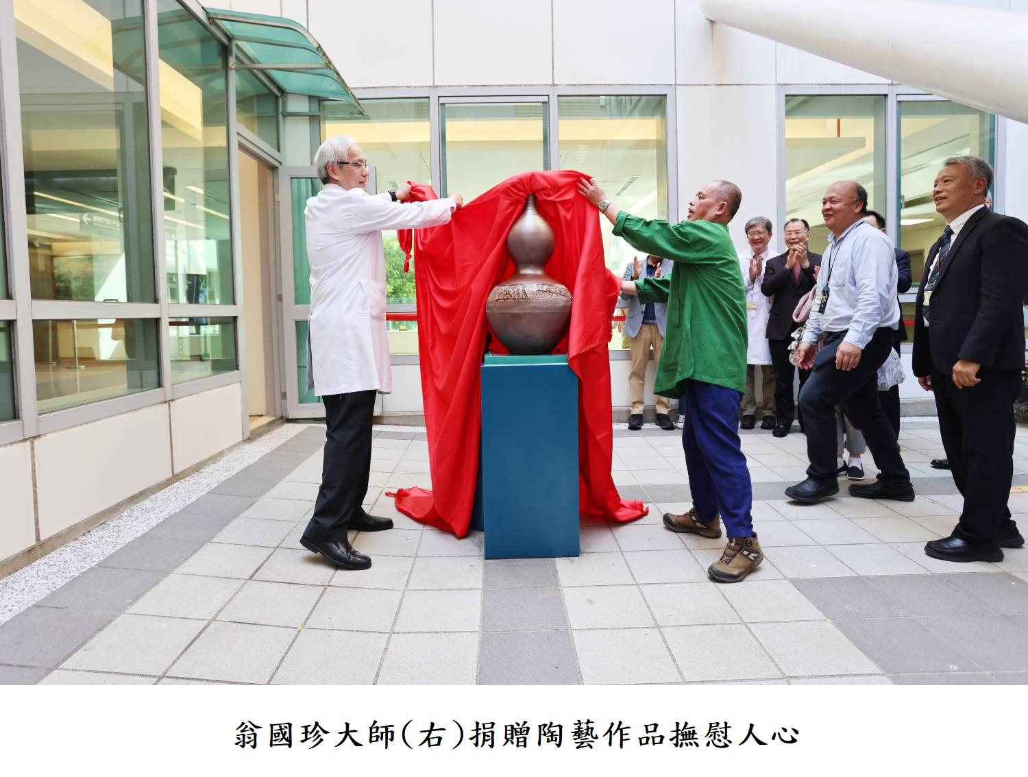 翁國珍大師(右)捐贈陶藝作品撫慰人心.JPG