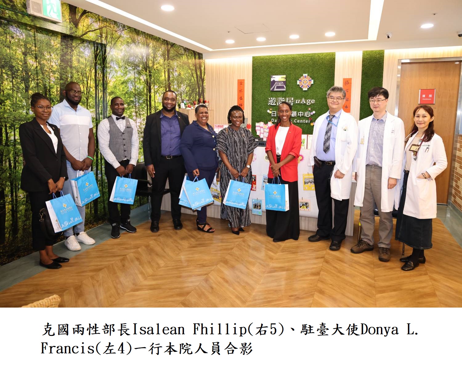 克國兩性部長Isalean Fhillip(右5)、駐臺大使Donya L. Francis(左4)一行本院人員合影