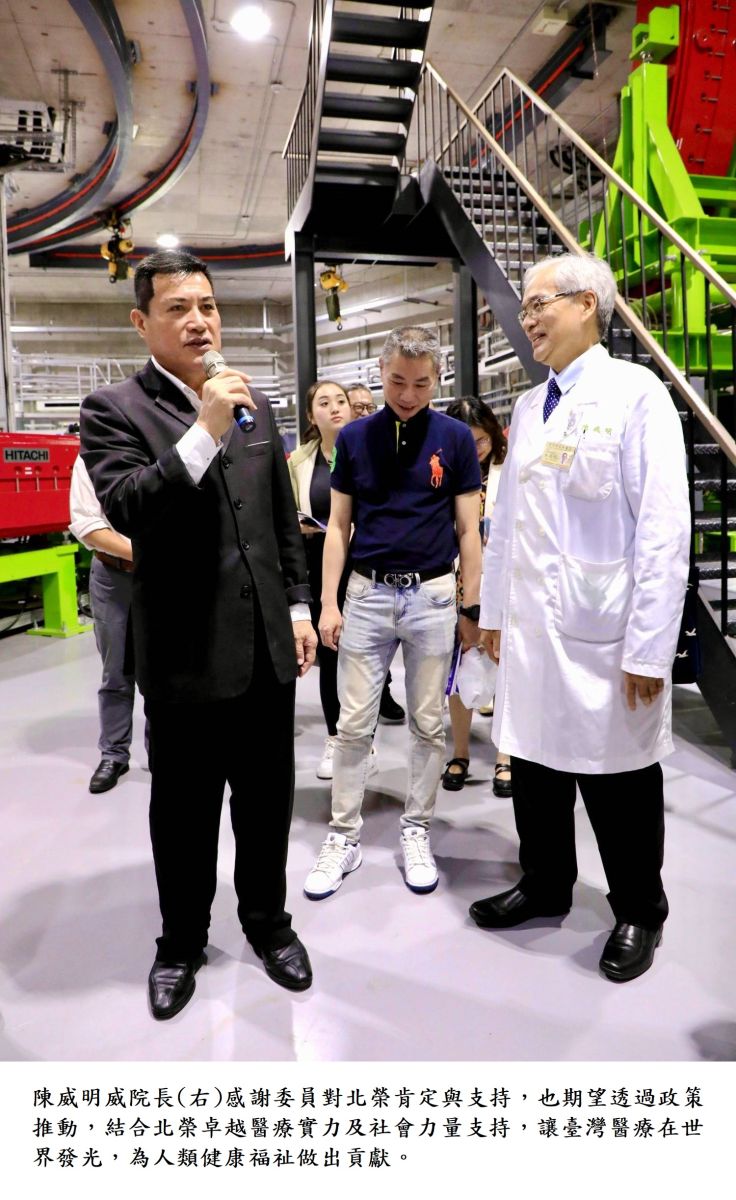 陳威明威院長(右)感謝委員對北榮肯定與支持，也期望透過政策推動，結合北榮卓越醫療實力及社會力量支持，讓臺灣醫療在世界發光，為人類健康福祉做出貢獻