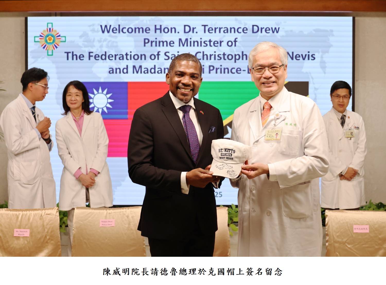 陳威明院長請德魯總理於克國帽上簽名留念