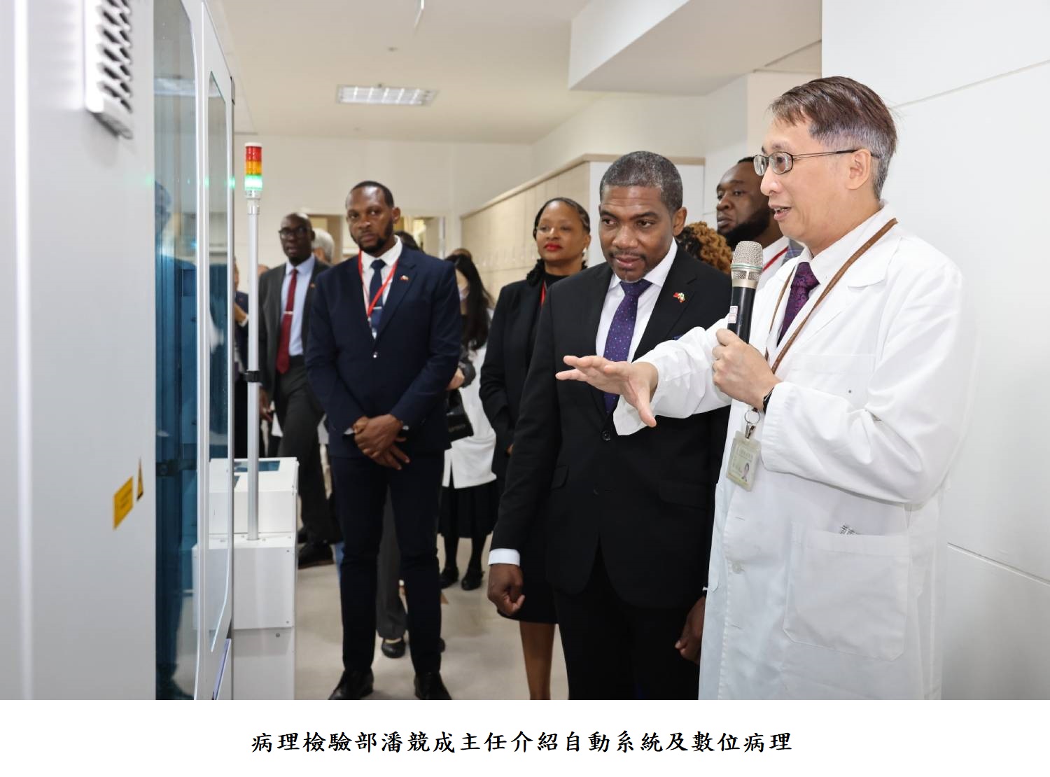 病理檢驗部潘競成主任介紹自動系統及數位病理
