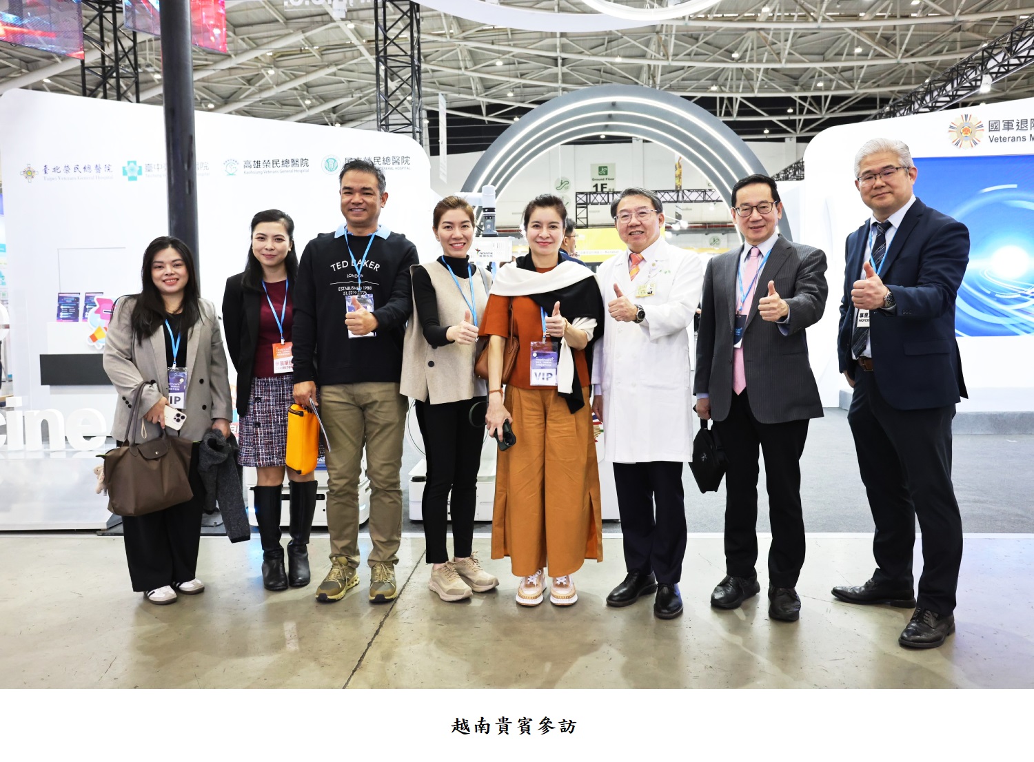 賴清德總統特別蒞臨榮民醫療體系展區,並與榮民醫療體系長官合影