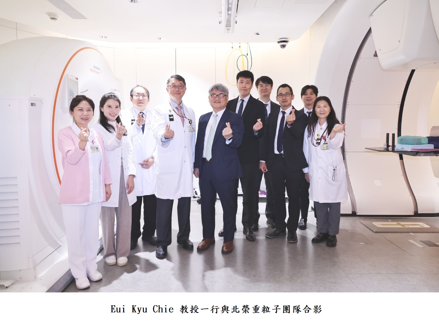 Eui Kyu Chie 教授 一行與北榮重粒子團隊合影