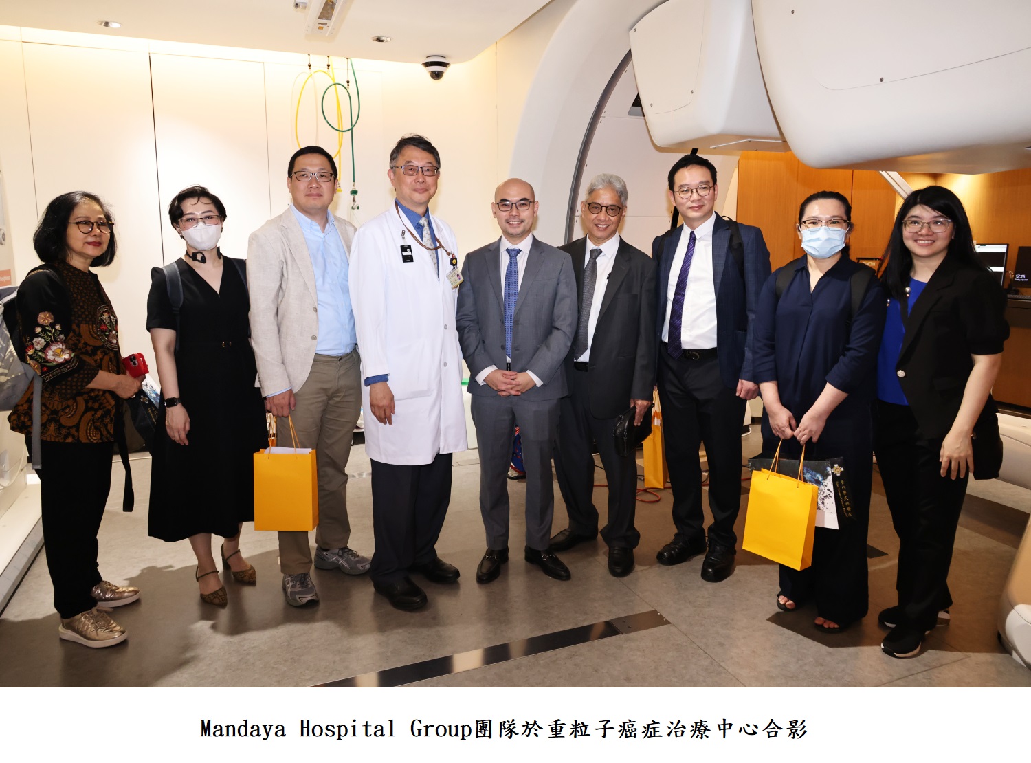 Mandaya Hospital Group團隊於重粒子癌症治療中心合影