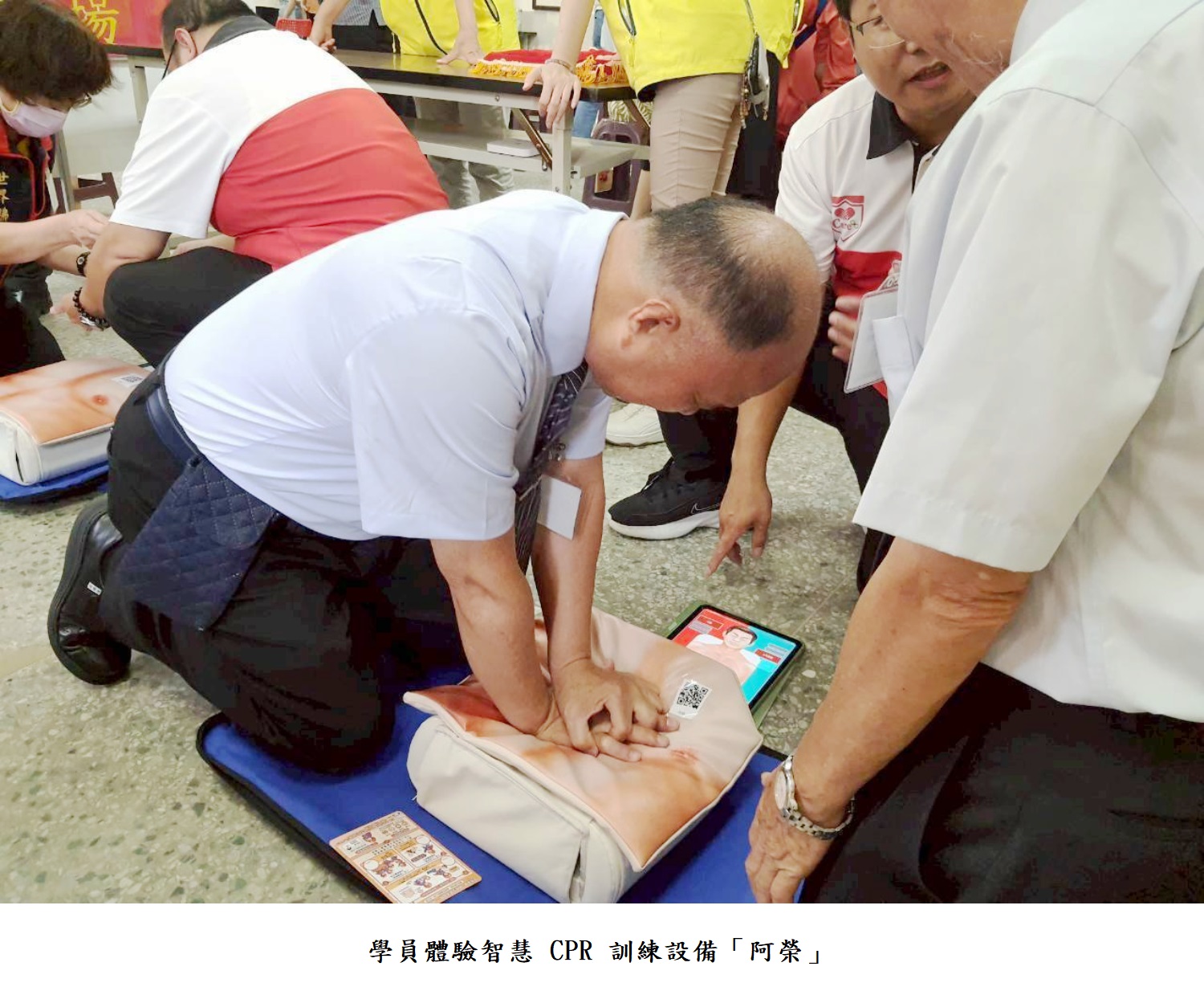 學員體驗智慧 CPR 訓練設備「阿榮」