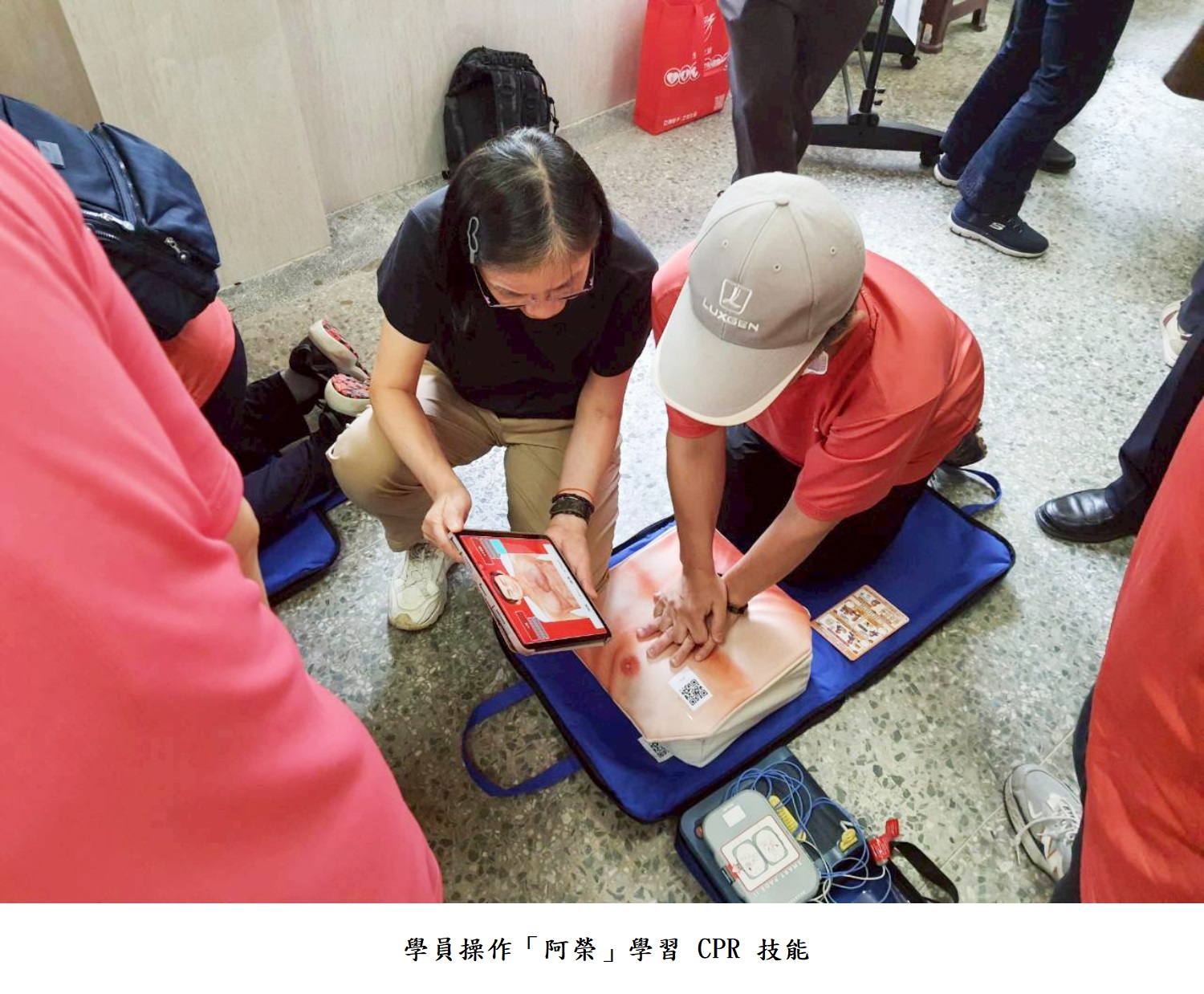 學員操作「阿榮」學習 CPR 技能