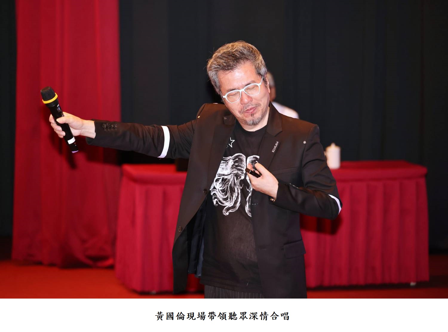 黃國倫現場帶領聽眾深情合唱