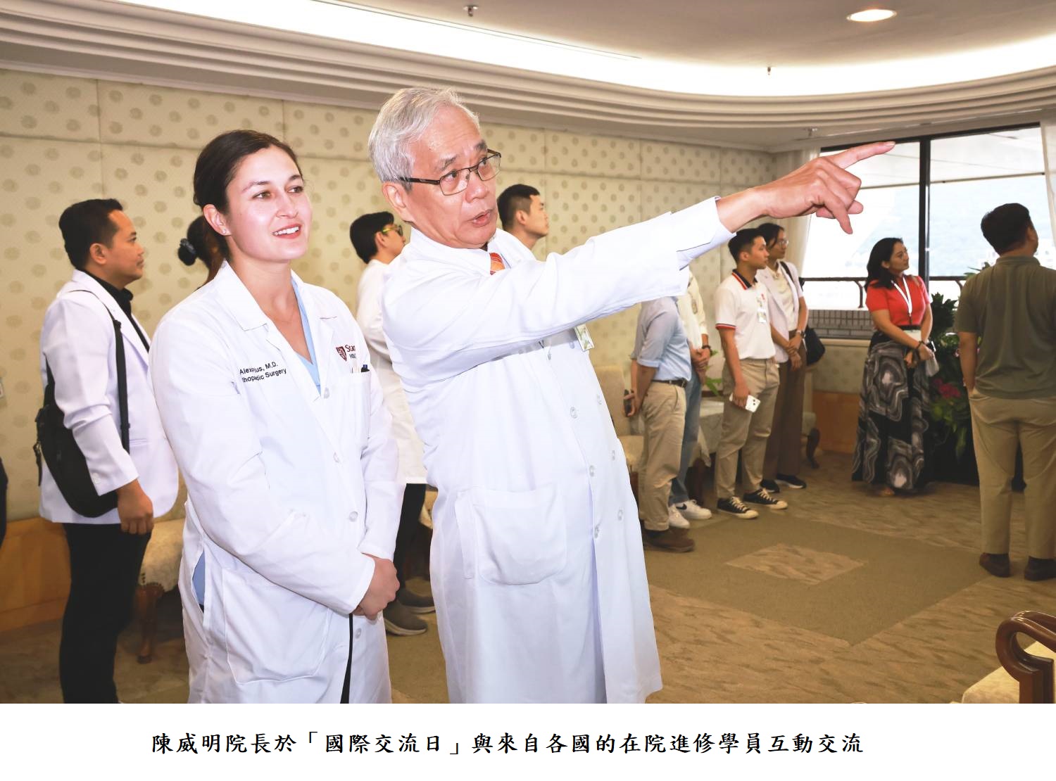 陳威明院長於「國際交流日」與來自各國的在院進修學員互動交流