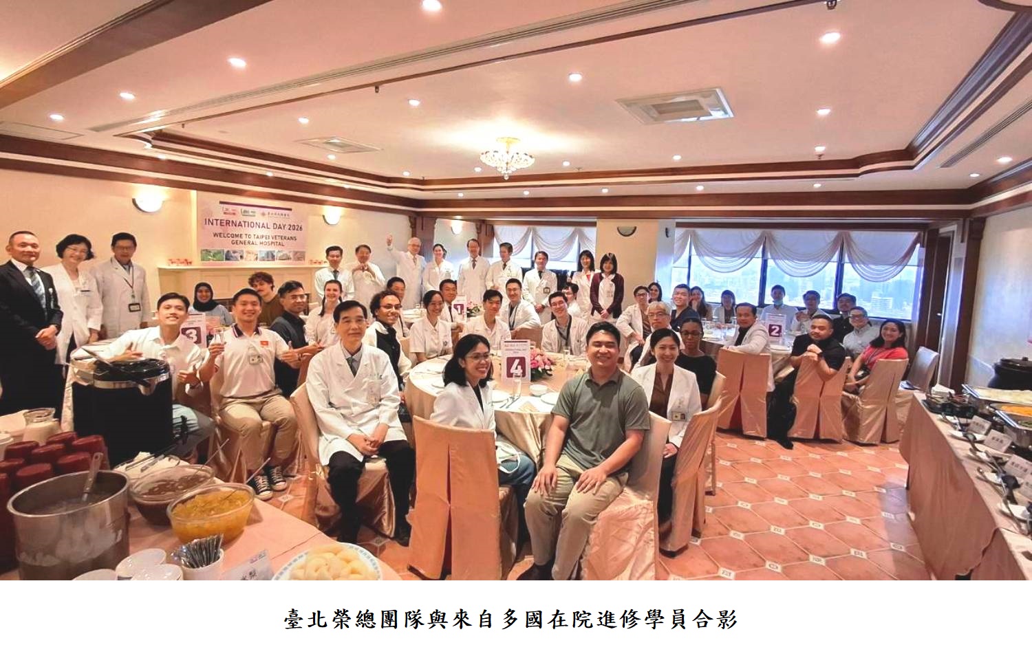 臺北榮總團隊與來自多國在院進修學員合影