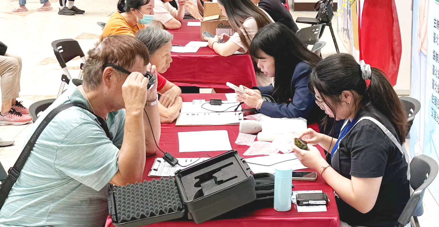 活動現場提供民眾進行實際配戴體驗-2