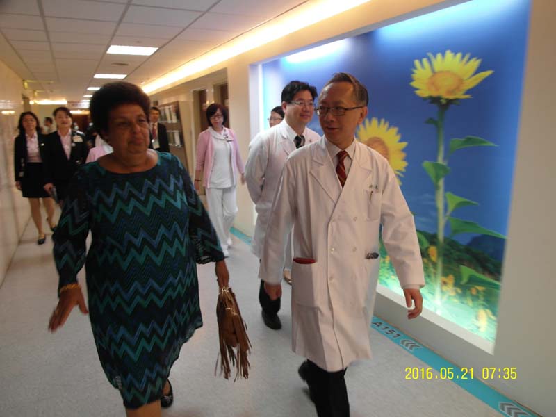 本院健康管理中心陳雲亮主任引導諾國總統夫人參觀本院健檢中心
