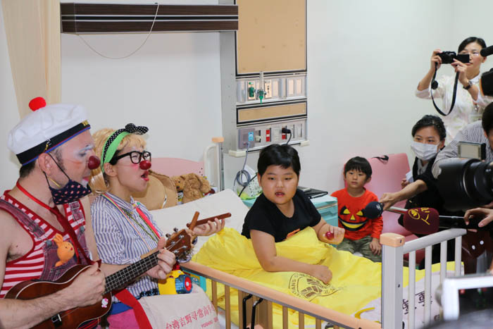本院與瓦城泰統攜手實現「紅鼻子醫生」兒童病房巡演