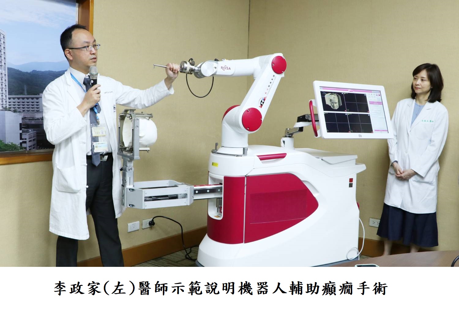 李政家(左)醫師示範說明機器人輔助癲癇手術 